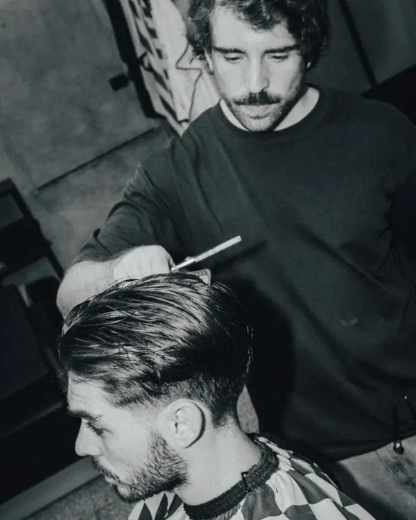 Pablo cortando a tijera, en blanco y negro