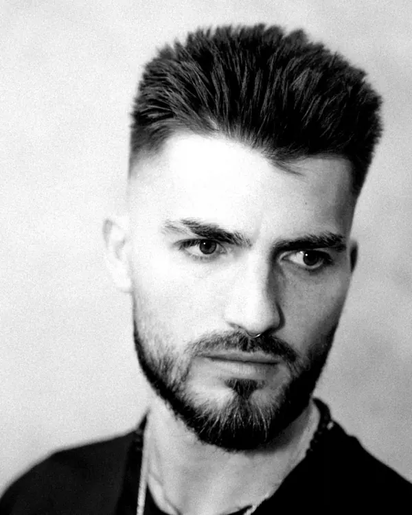 Degradado con barba perfilada, en blanco y negro