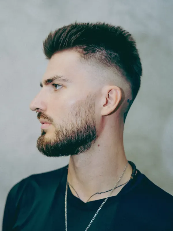 Corte texturizado con degradado y barba